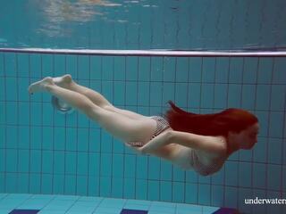 Najbolj vroča punca v set up plavanje bazen completely nag