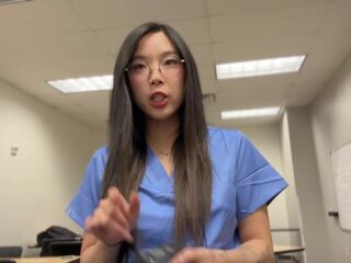 Terrifiant dr. convainc jeune asiatique médical médical personne à baise à obtenir ahead