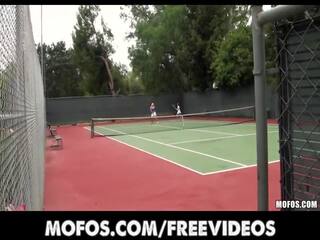 Enchanting τένις milfs είναι που πιάστηκε τέντωμα προτού ένα match