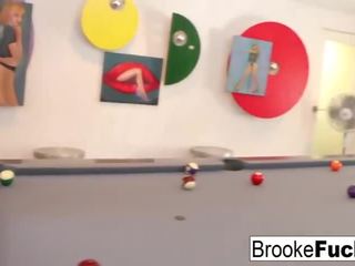 Brooke brand spiller forlokkende billiards med vans baller