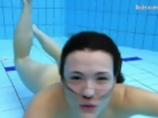 Sám v the verejnosť bazén completely nahý babes od rusko