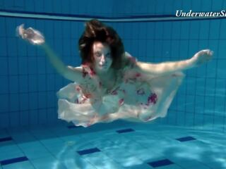 Russisch jugendliche edwiga swims nackt im die schwimmbad im russland