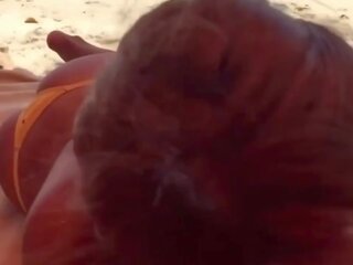 Lumoava tyttö antaa suihinotto at the ranta sisään jamaikalla: hd xxx video- 26
