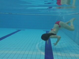 Slightly μαλλιαρό σερβικό έφηβος/η katy κολυμπώντας