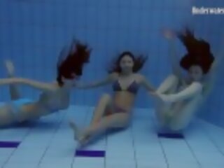 Desiring babes svømmetur naken undervann