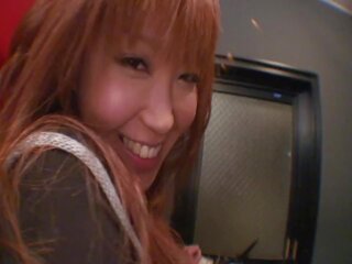 Desagradable japonesa joven hembra frotaciones su clítoris antes meando en un bar lavabo | xhamster