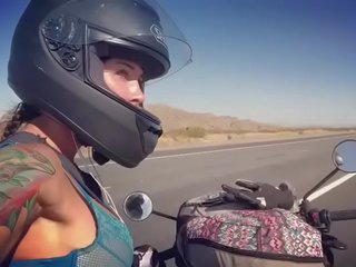 Felicity feline motorcycle skaistule jāšana aprilia uz krūšturis