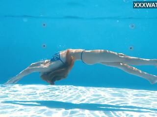 รัสเชีย ความงาม มี a โดยธรรมชาติ talent สำหรับ การว่ายน้ำ สระว่ายน้ำ modelling