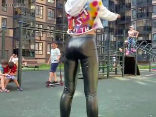 Rubia fantasía mujer es que muestra su cuero leggings culo en público!