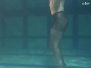 Lozhkova en ver a través de pantalones cortos en la piscina: gratis hd xxx película 35