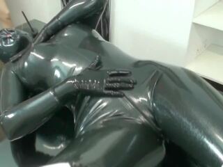 Encased in ireng latek catsuit with karet topeng and breathplay masturbation