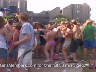 Universidade meninas tira nu em etapa em frente de enorme multidão porcas filme espectáculos