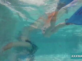 Superb bruneta doprovod bonbón swims podvodní, pohlaví 32