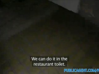Agente pubblico timido bruna ha adulti film in restaurant toilette per contante