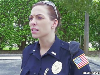 Жінка cops тягнути над чорна suspect і смоктати його джонсон