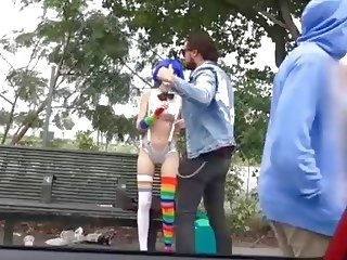 Тийн клоун mikayla mico прецака в публичен за а безплатно езда