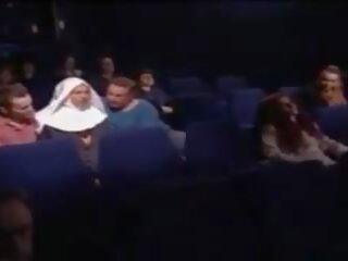 Anda biarawati fucka di itu bioskop