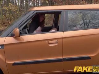 Falso guida scuola attraente inglese rossa lenina crowne sesso film in un auto