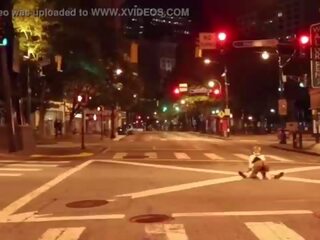 Clownen blir penisen sugs i middle av den gata