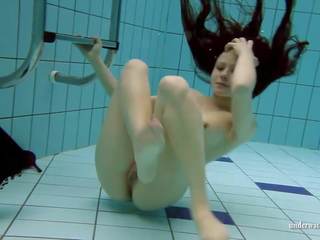 Kristy in een zien door jurk onderwater, xxx film c4