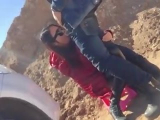 En kinesisk par er knulling utendørs, skitten film ab