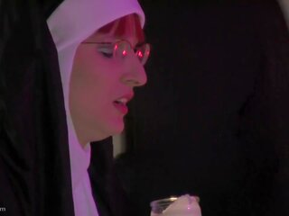 Ролеви игри готово надясно като swell червенокоси монахиня вози а трудно wooden дилдо под правило на привлекателен свещеник