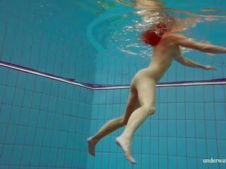 Deniska karstās brunete meitene liels bumbulīši peldēšanas
