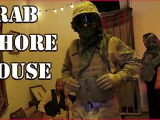 Wisata dari pantat - amerika tentara slinging anggota di sebuah arab whorehouse