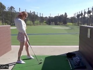 Nadya nabakova sätter henne fittor på display vid den golf kurs
