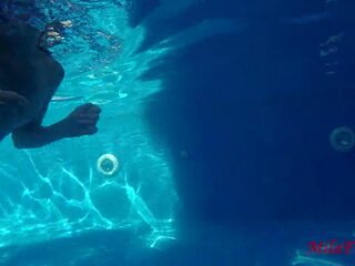 Два дівчинки трахкав право підводний в в басейн: підліток порно