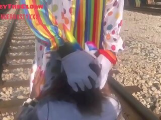 小丑 幾乎 得到 撞 由 火車 而 越來越 頭