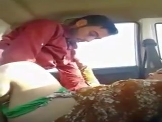 Hyvä näköinen pakistanilainen strumpet imee a kalu sisään the auto