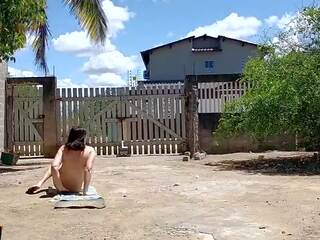 אישה לוקח א sunbath ו - displays שלה עירום גוף ל. | xhamster