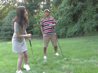 Ivrig brunette elsker suging hardt peter på den golf. | xhamster