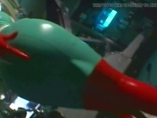 Hyvin tunnettu japanilainen sairaanhoitaja milks phallus sisään punainen lateksi käsineet
