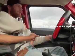 Deux first-rate hommes masturbation en la voiture