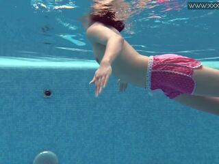 Offentlig rented svømming basseng til du striplings med datter dee