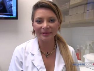 Blond dentist fucks ei pacient
