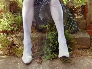 Putih kaus kaki stoking dan kain satin celana dalam perempuan di itu kebun: resolusi tinggi seks film 7d