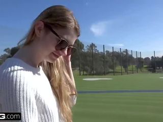 Nadya nabakova mette suo fica su display a il golf corso
