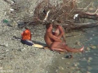 Elite pasangan nikmati baik xxx video waktu di orang telanjang pantai kamera pengintai