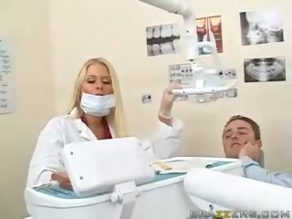 Magnificent tonårs bystiga blondin dentist vids henne klantskallar till en patienten