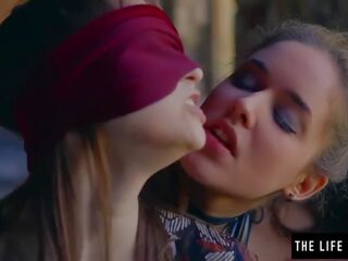 Hétéro fille est yeux bandés par lesbienne avant elle orgasmes cochon film montre