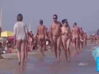 Walkers op naakt strand