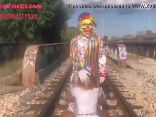 小丑 几乎 得到 撞 由 火车 而 越来越 头