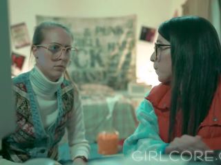Nerdy lesbians blinded by science & groovy virtual milf-girlcore