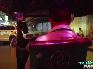 Tuktukpatrol cirk linjë aziatike dëshiron spermë të gjithë mbi të saj fytyra