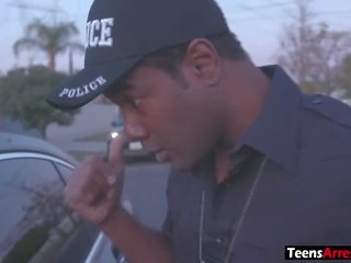 Smashing adoleshent fucks polic jo në shkoj në burg