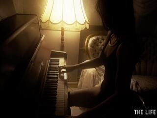 رائع في سن المراهقة امرأة سمراء مسرحيات لها كس مثل ل بيانو keyboard