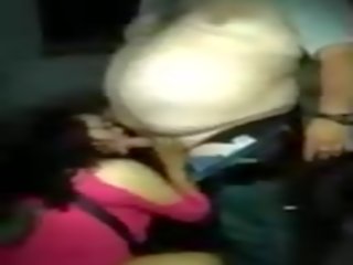 Brasilialainen tyttö antaminen suihinotto kohteeseen a rasva kaveri: vapaa aikuinen klipsi a2